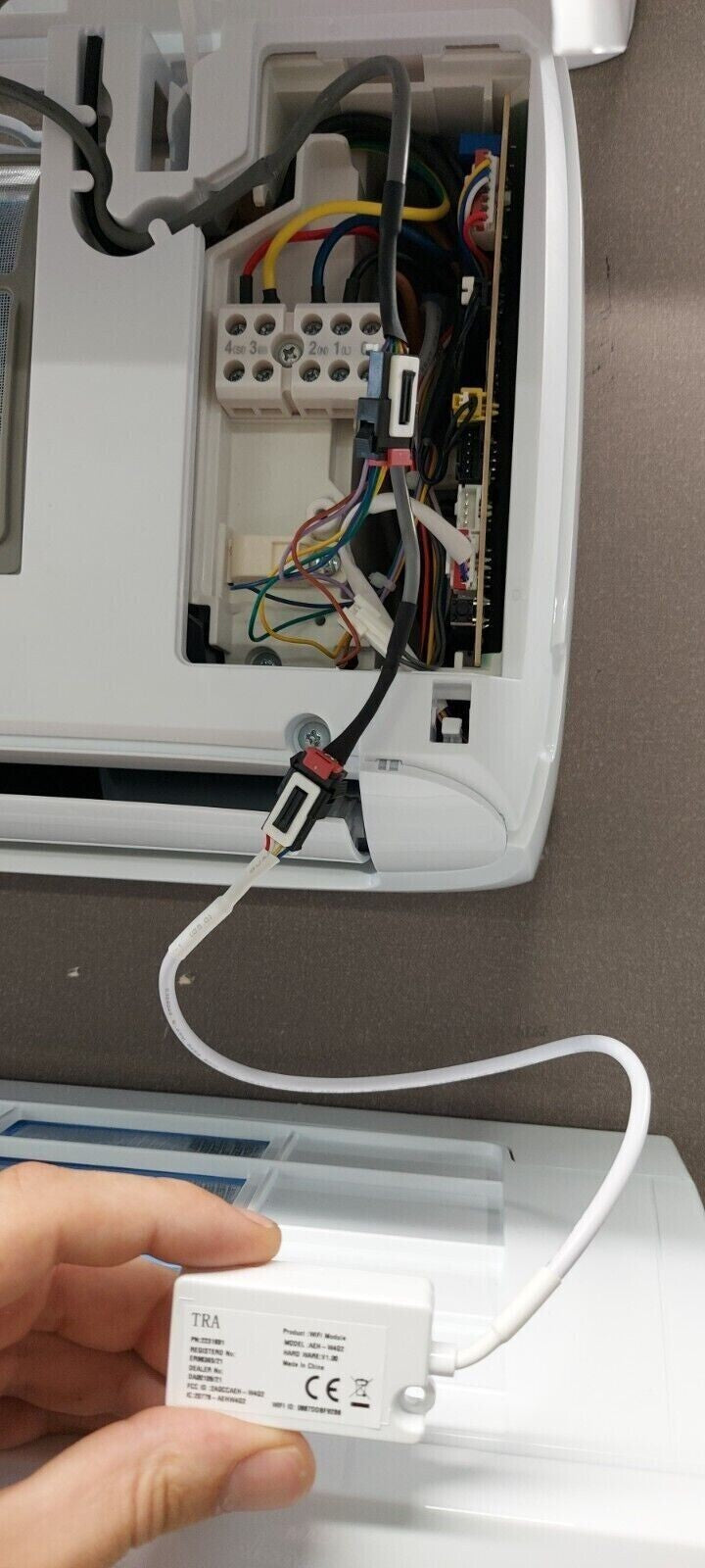 Installation of Modulo WiFi Wireless Hi-Smart Life AEH-W4G2 in a Hisense air conditioner with visible wiring.
