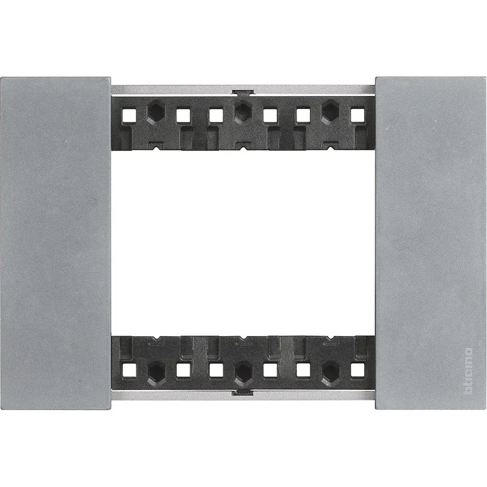 Placca Living Now 3 Moduli BTicino KA4803NW – Design Elegante e Facile Installazione