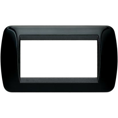 Living Int. Placca 4 posti nero - BTicino Livinglight, metallo, 4 moduli, 80mm x 140mm, design moderno e funzionale.