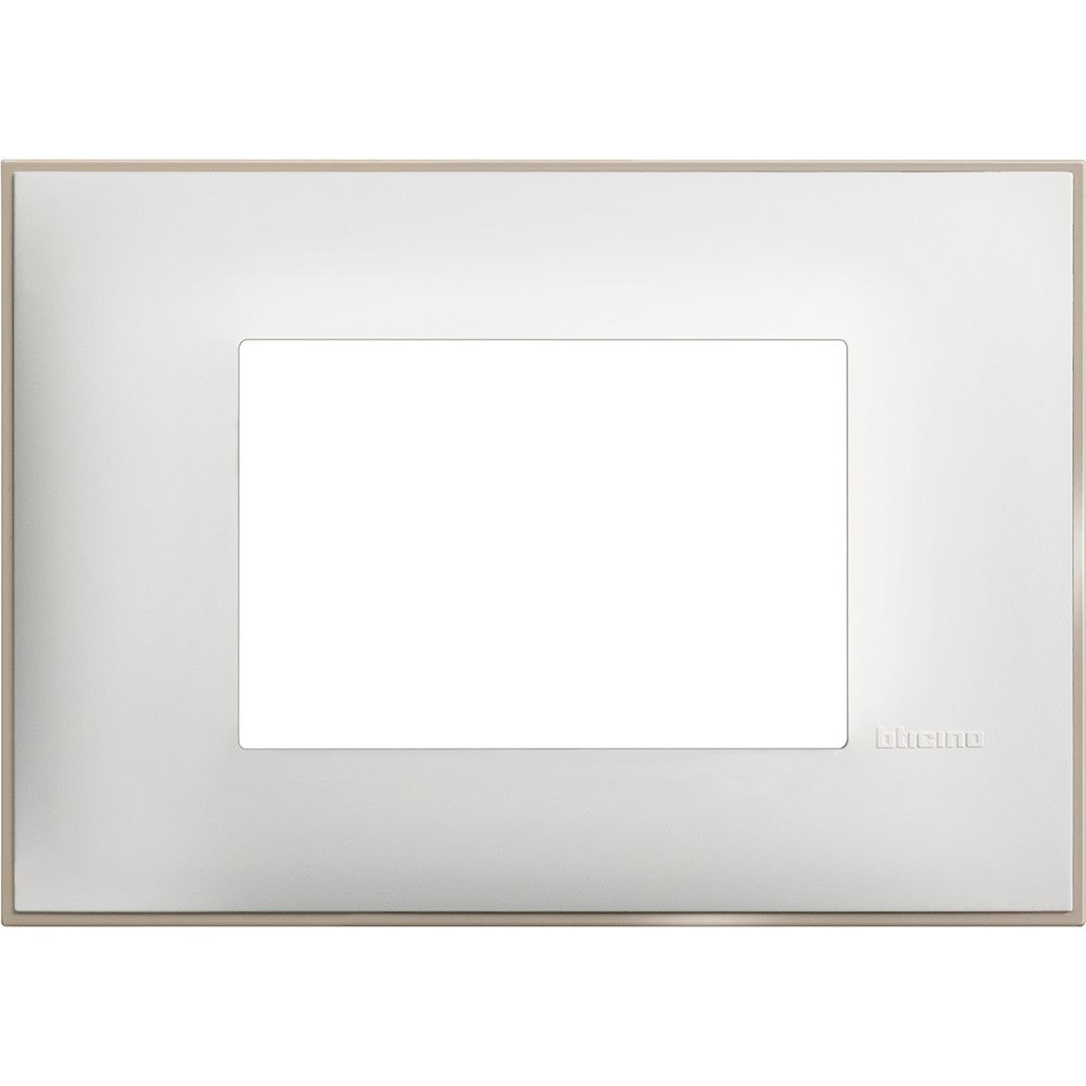Bticino placca 3 moduli in bianco satinato, misura 86mm x 122mm, adatta per installazioni moderne e eleganti.