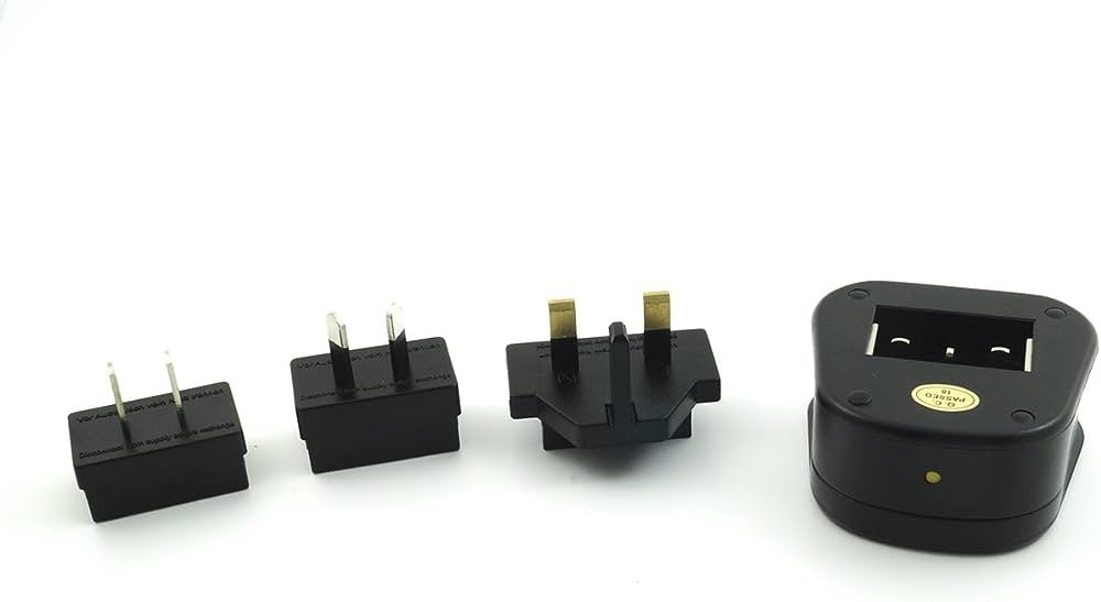 Adattore presa elettrica universale con spine italiana, inglese, americana e australiana, ideale per viaggi.