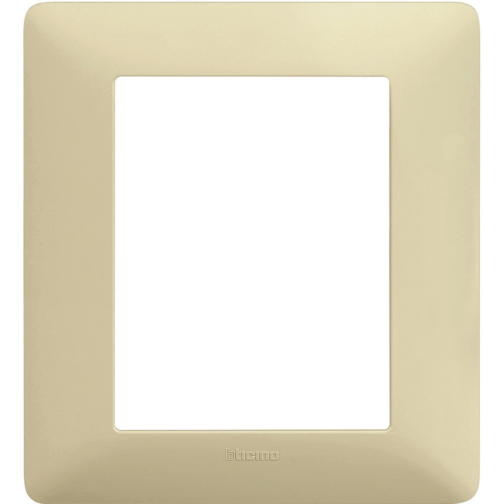 Matix 3+3 moduli placca in colore corda, materiale tecnopolimero, BTicino, dimensioni 132mm x 120mm.