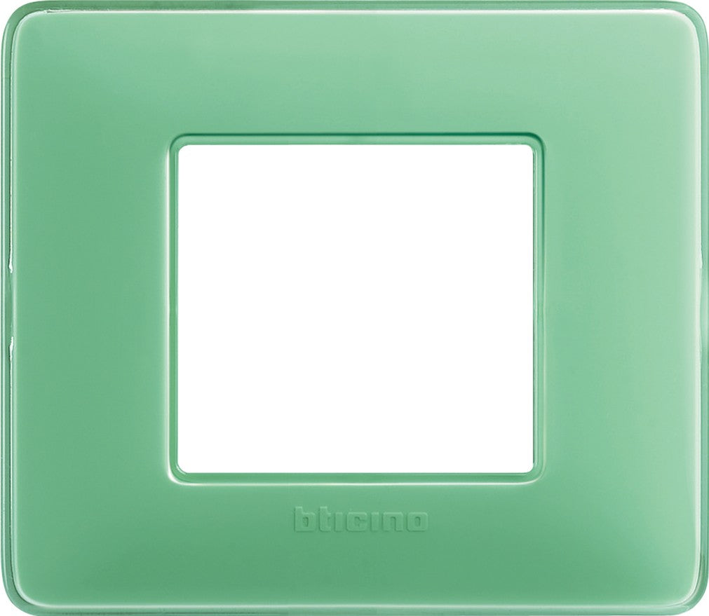 BTicino Matix 3+3 moduli placca in verde tecnopolimero, misure 132mm x 120mm, design moderno e funzionale.