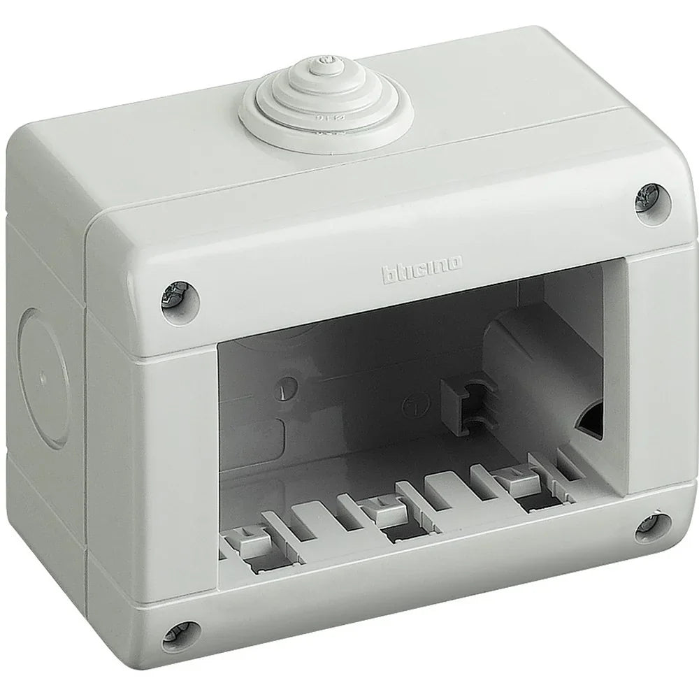 Custodia BTicino IP40 per 3 Moduli Màtix - Codice SKU 25403 | Design Elegante e Resistente