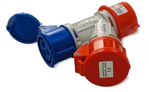 Moltiplicatore adattatore mobile con 2 uscite e spine 16A, design robusto, grado IP44, adatto per uso esterno.