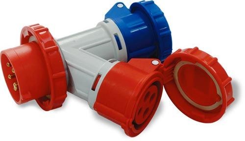 Moltiplicatore mobile con 2 uscite, 3P+T 400V e 2P+T 230V, grado IP67, design robusto e resistente.