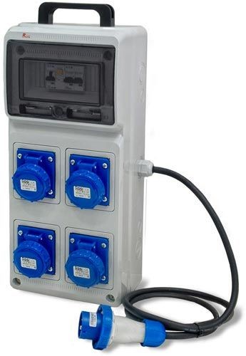 Quadro ASC IP55 con 4 prese industriali IP67, adatto per uso esterno e con grado di protezione elevato.
