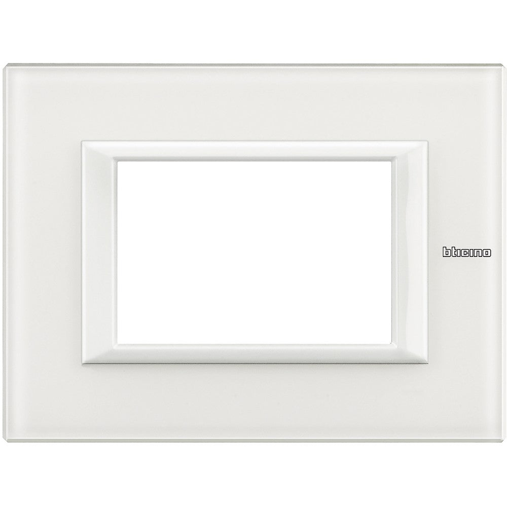 Bticino Axolute Placca 3P in vetro bianco, design elegante e minimalista per 3 moduli interruttori.