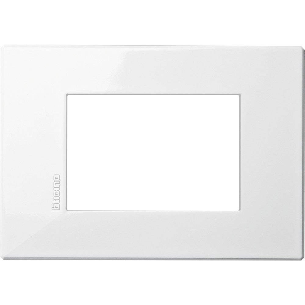 BTicino Axolute Air white 3-module plate, metal material, 86mm x 122mm dimensions, modern design.