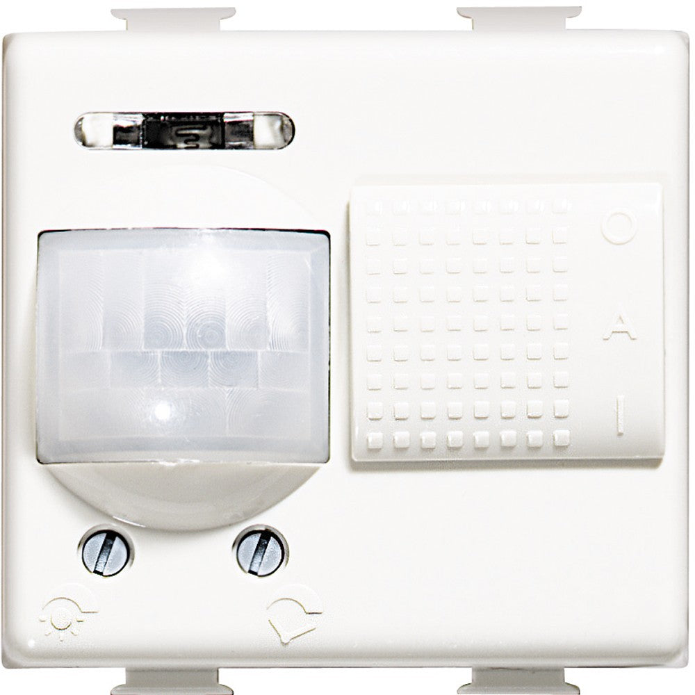 Bticino Matix passive IR switch 500W, white, 230V AC, with O-A-I selector and relay output.