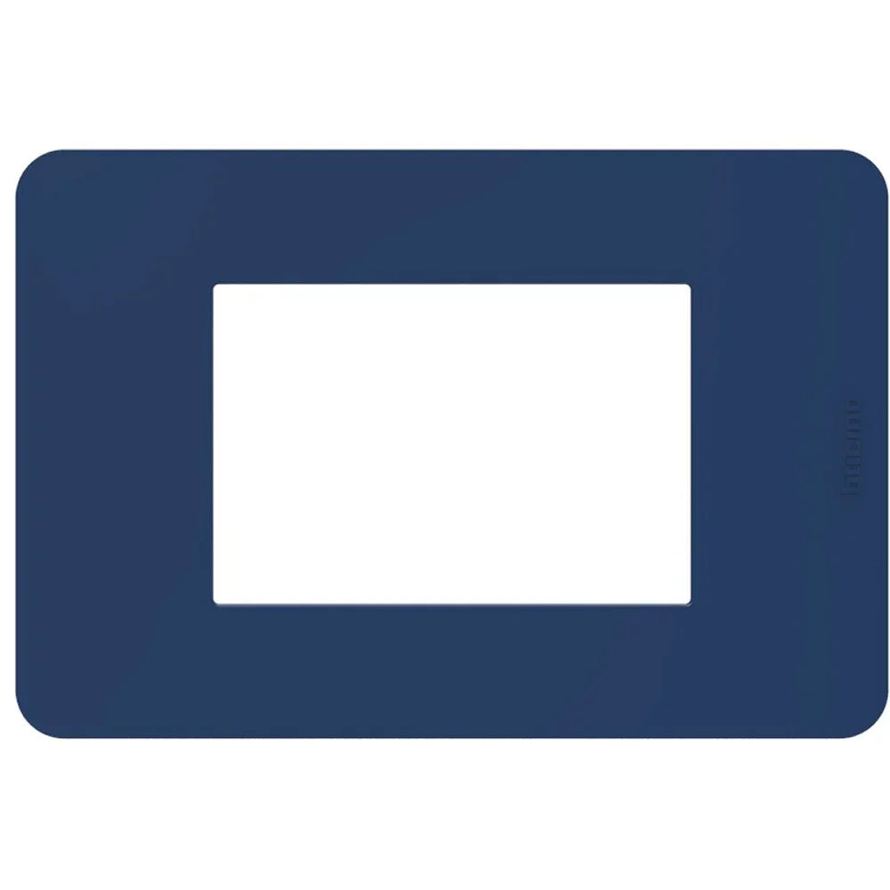 Blue Placca Bticino MatixGO 3 moduli, made of technopolymer, dimensions 84.2x124.7mm, ideal for modular installations.