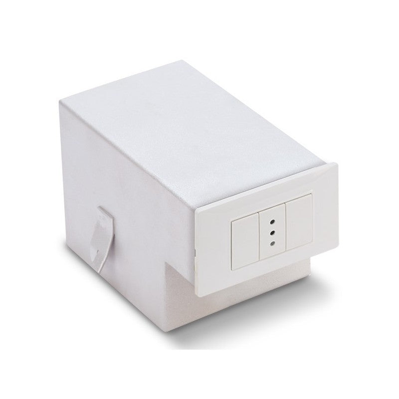 Cassaforte nascosta TECHNOMAX SM/2 a incasso, mimetizzata da finta presa elettrica, dimensioni L 11 x H 12,5 x P 18 cm.