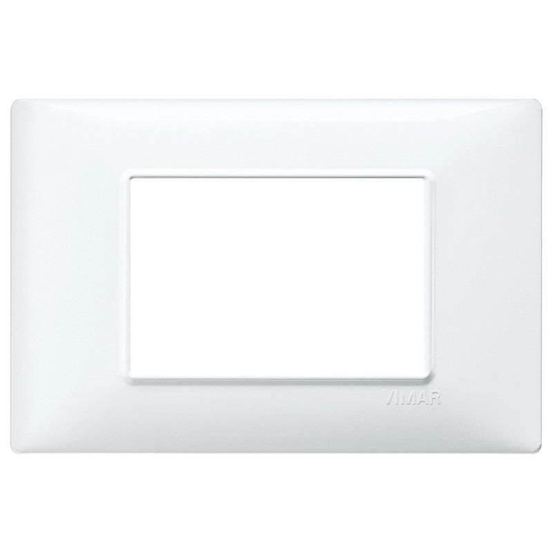 Vimar Plana white switch plate for 3 modules, dimensions 120mm x 81mm, made of technopolymer.