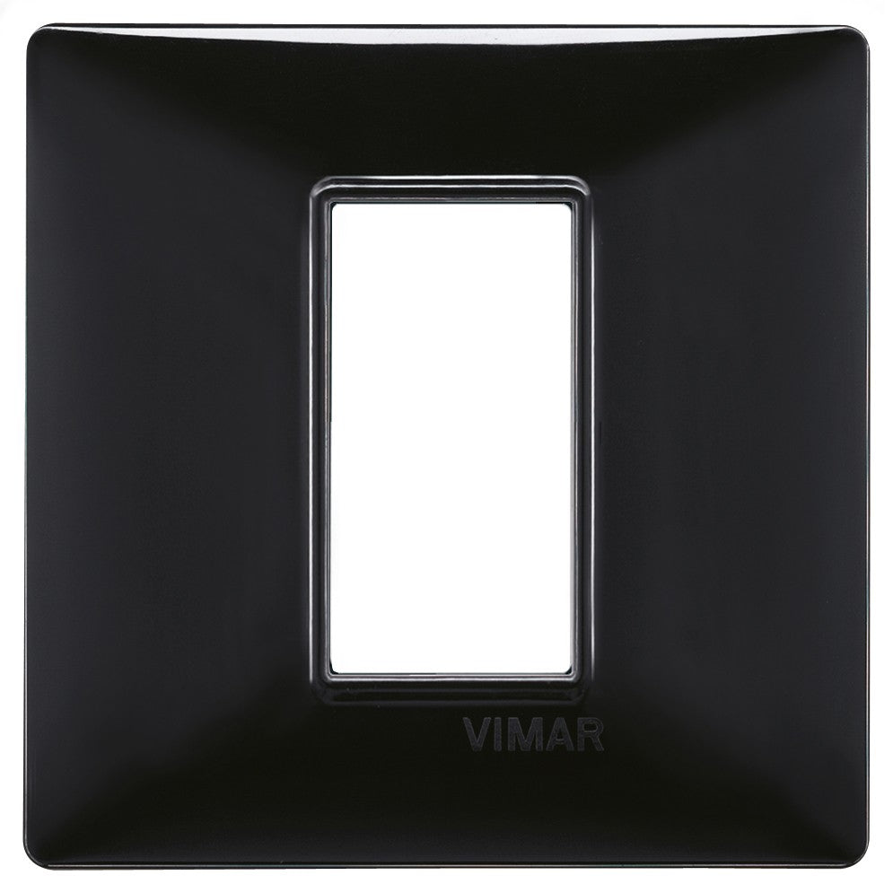 Placca Vimar Plana 1 modulo colore nero, superficie brillante, materiale plastica, dimensioni 80x80mm.
