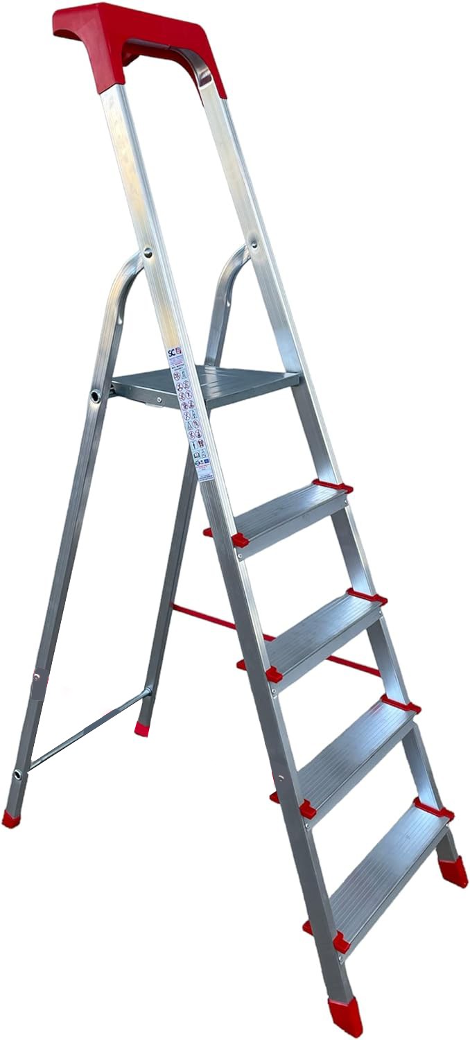 Scala domestica in alluminio pieghevole con cinque gradini e gancio porta secchio per uso pratico.