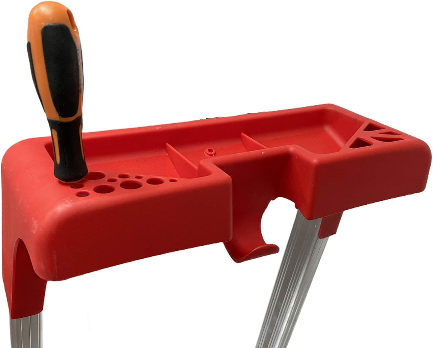 Dettaglio della pedana in plastica rossa con un cacciavite, progettata per scala domestica in alluminio.