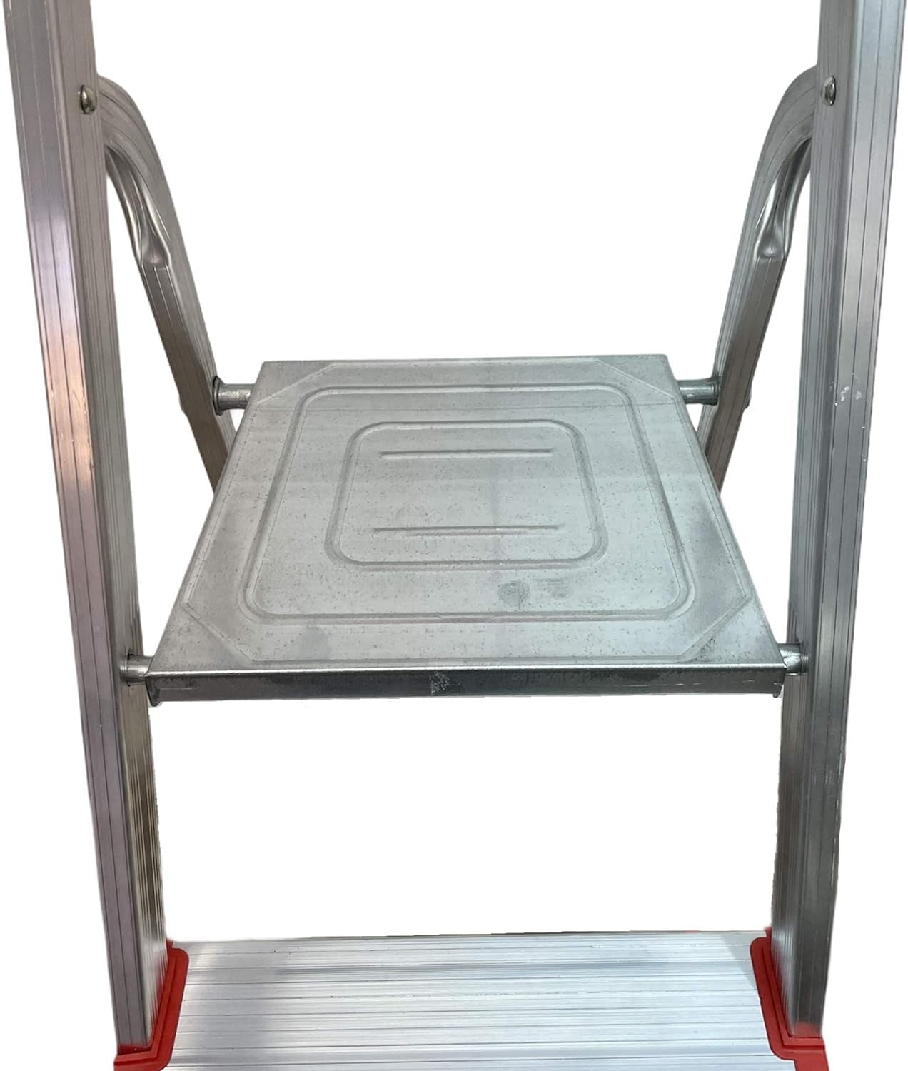 Scala domestica in alluminio con pedana in acciaio zincato, design robusto e portatile.