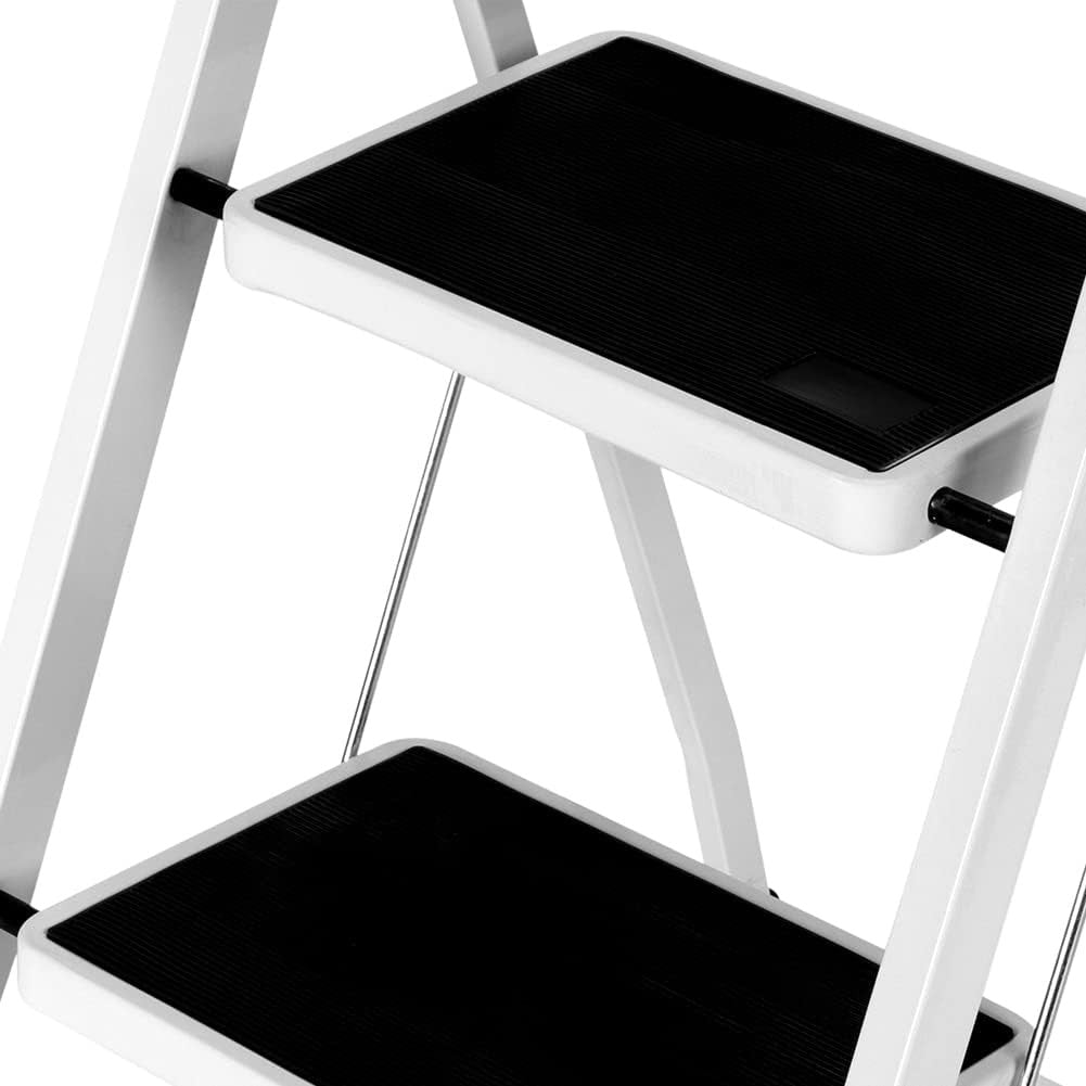 Dettagli della scala pieghevole con gradini neri e struttura bianca, progettata per uso domestico.