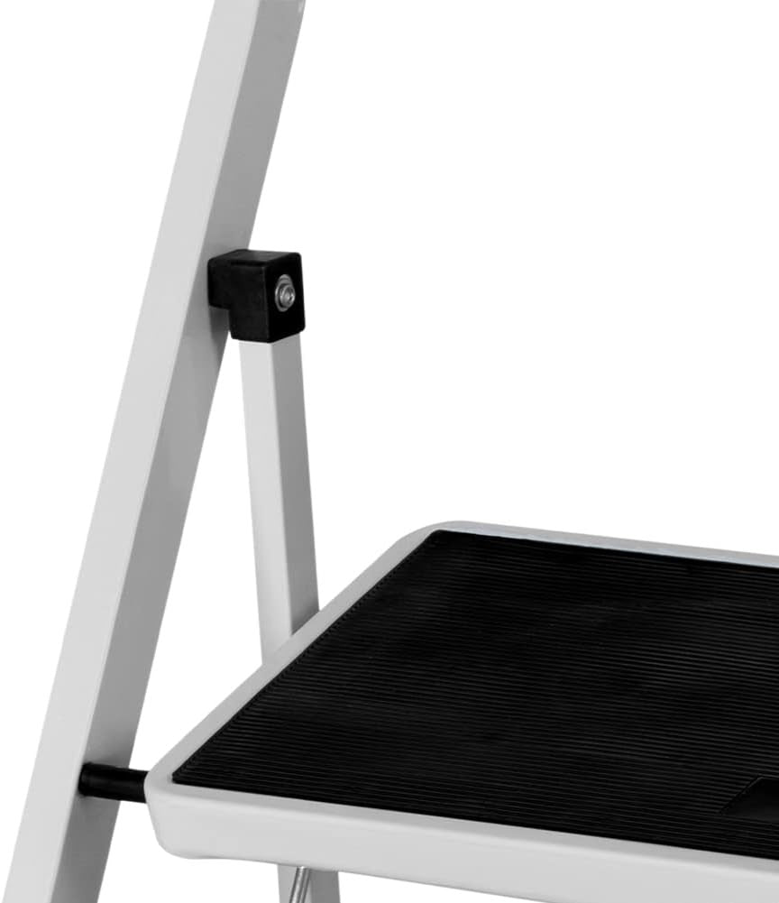 Dettaglio sgabello pieghevole bianco con gradino antiscivolo e supporto stabile, ideale per uso domestico.