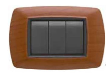 Placca Life 3P in legno chiaro FEB 2983/LC con tre pulsanti neri, design elegante e funzionale.