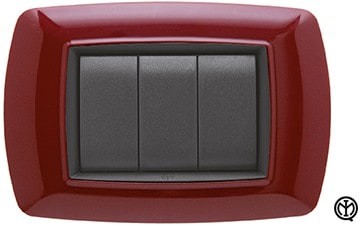 Placca FEB Amaranto 7 posti con tonalità amaranto e tre moduli grigi, design elegante per l'illuminazione.