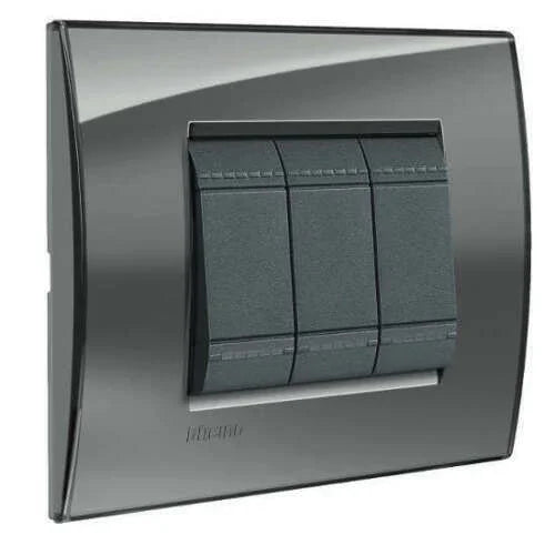 Placca 3 Posti Fumo Di Londra - BTicino LNA4803KF | Design Elegante, Facile Installazione, Tecnopolimero Resistente