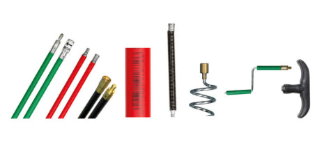 Vari strumenti per la pulizia del camino, piastre flessibili e accessori per montaggio modulare e uso sicuro.