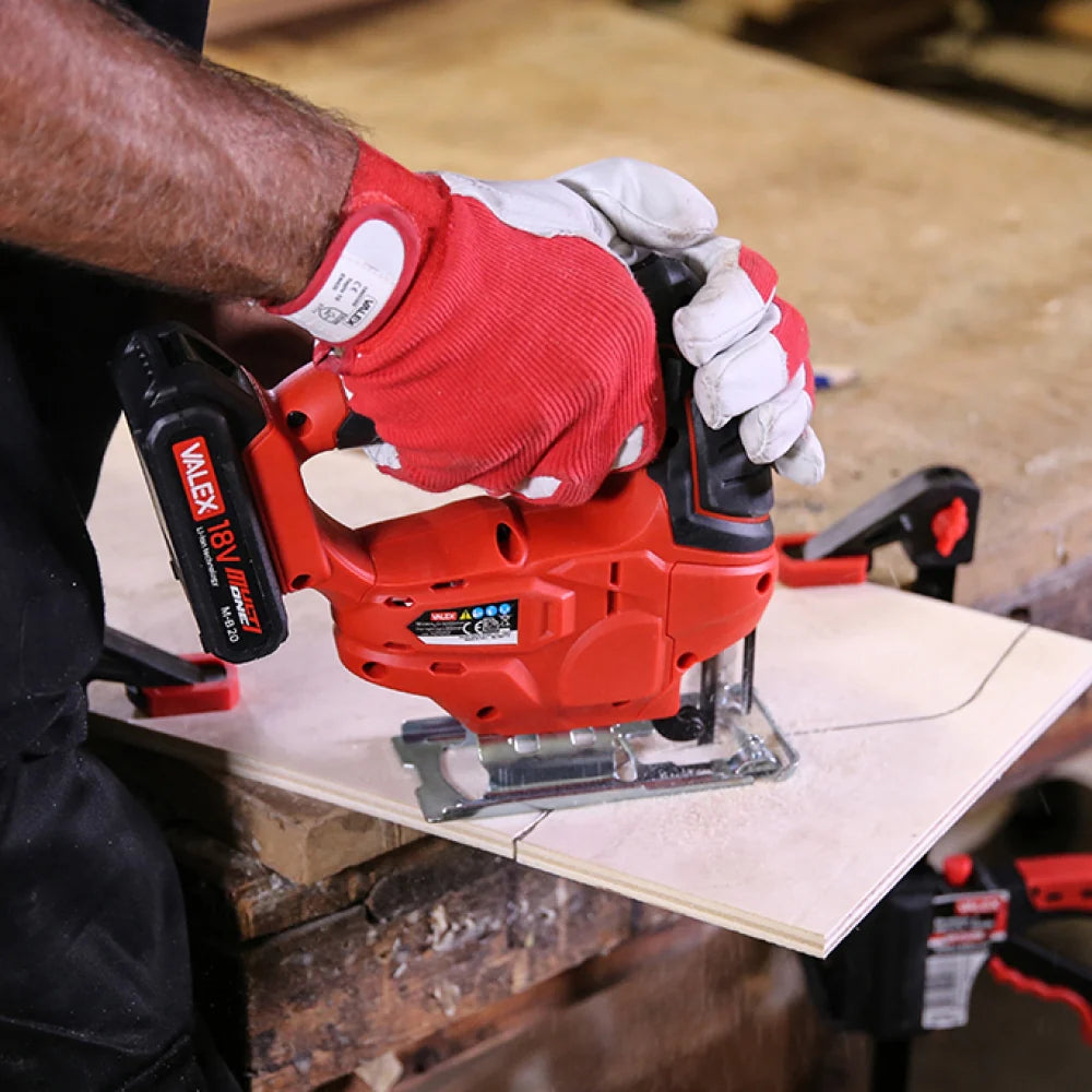 Seghetto Alternativo a Batteria Valex M-SGA 18, perfetto per tagli di legno, plastica e metallo con tecnologia 18V Li-Ion.