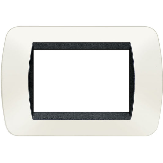 Living Int. Placca 3 posti bianca con cornice nera, BTicino, serie Livinglight, tecnopolimero, misura 80mm x 119mm.