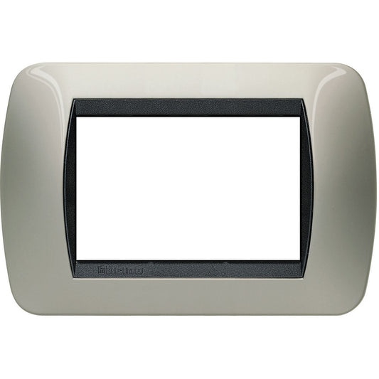 Livinglight Placca 3 posti titanio chiaro, moduli 3, metallo, BTicino, L4803TC, altezza 80mm, larghezza 119mm.