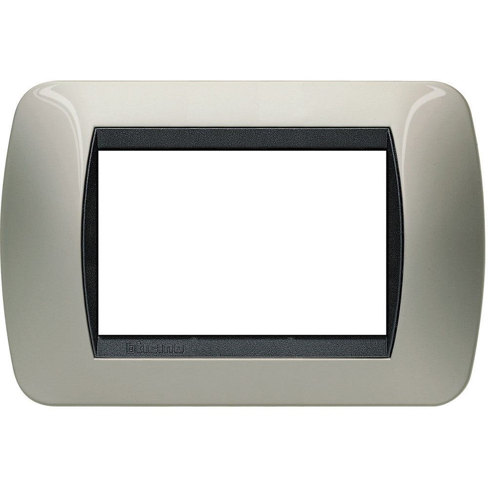 Placca Livinglight 3 moduli titanio chiaro BTicino, misura 80mm x 119mm, materiale metallo, per interruttori di design.
