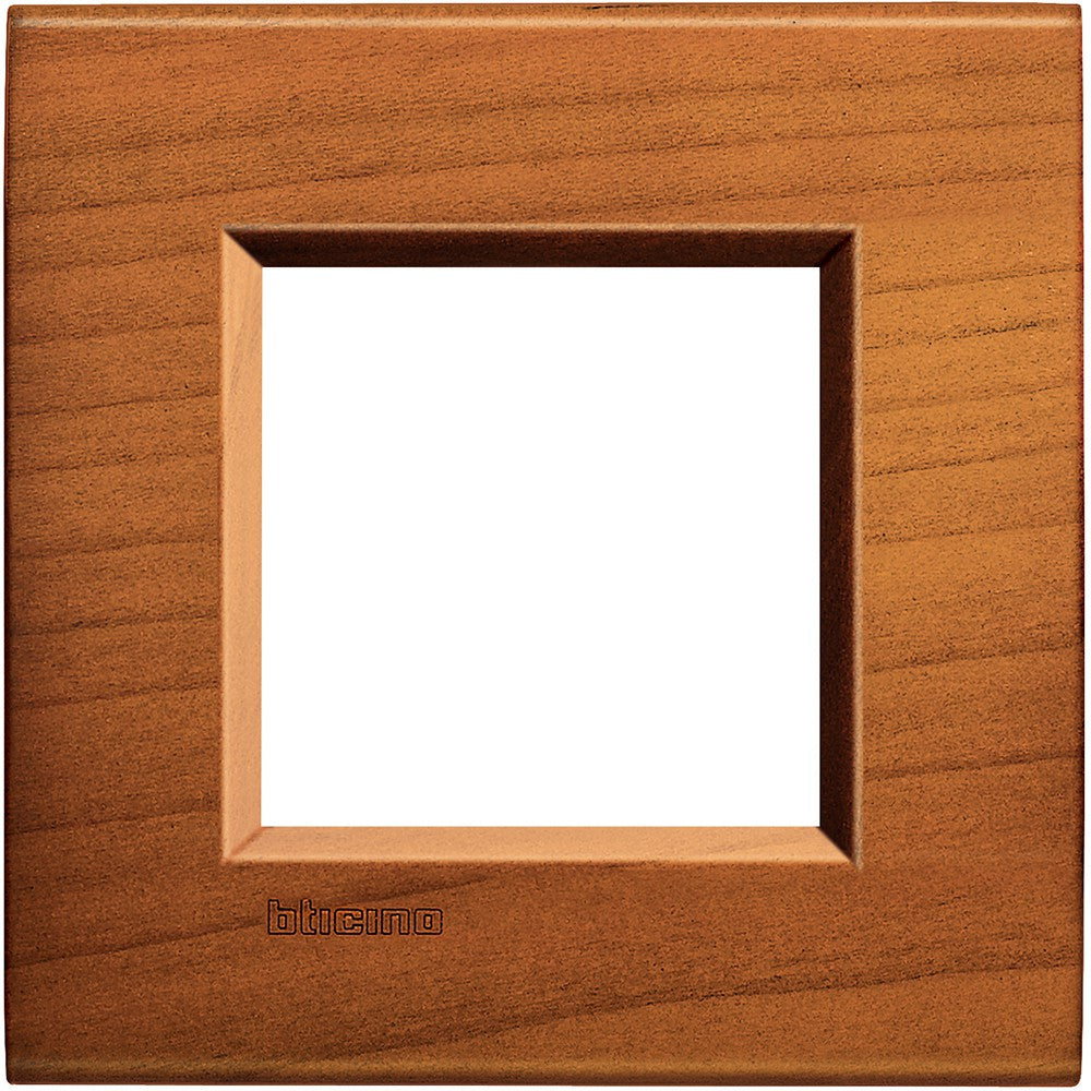 Living Light Placca quadra 2P Ciliegio americano BTicino, legno massello, 86mm x 88mm, design elegante e naturale.