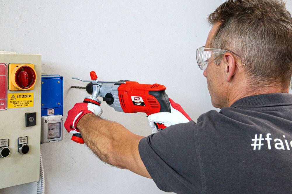 Trapano a filo con Percussione Valex T4002, dotato di impugnatura antiscivolo e peso leggero di circa 2 kg.