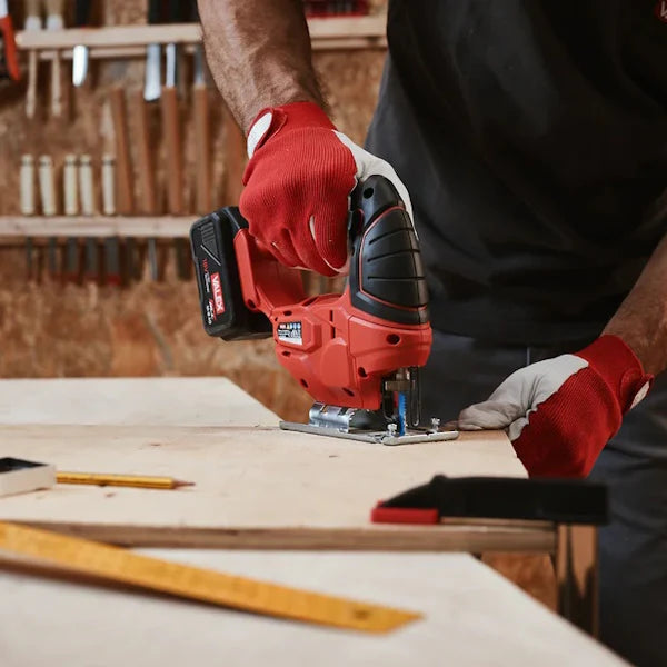 Macchina Valex M-SGA 18, Seghetto Alternativo a Batteria con movimento pendolare e cambio lama rapido per una lavorazione efficiente.