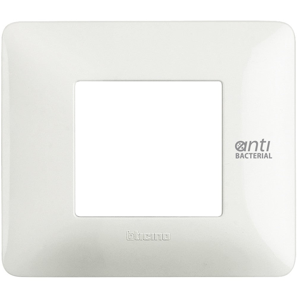 Placca BTicino in tecnopolimero antibatterico bianco, 2 moduli, Serie Matix, dimensioni 84mm x 96.2mm.
