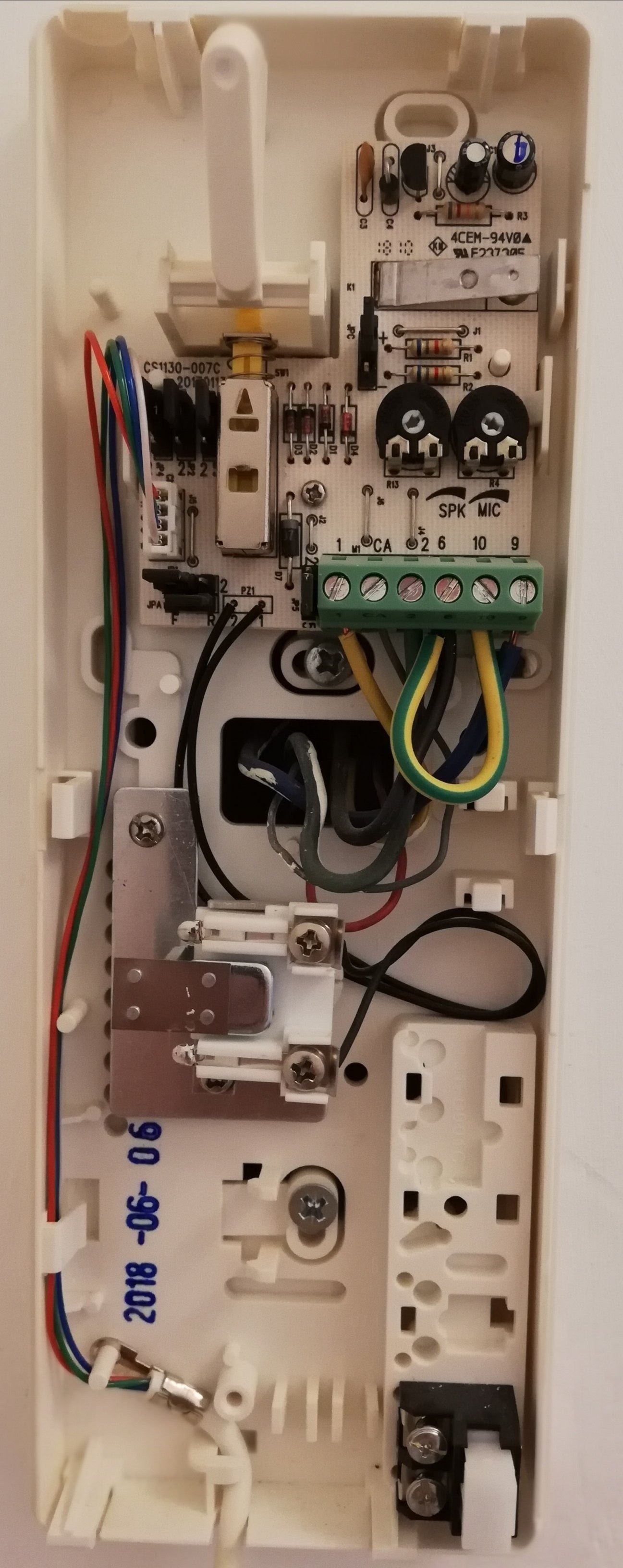 Interno del citofono universale Urmet 1130/16 con circuiti e connessioni elettriche.