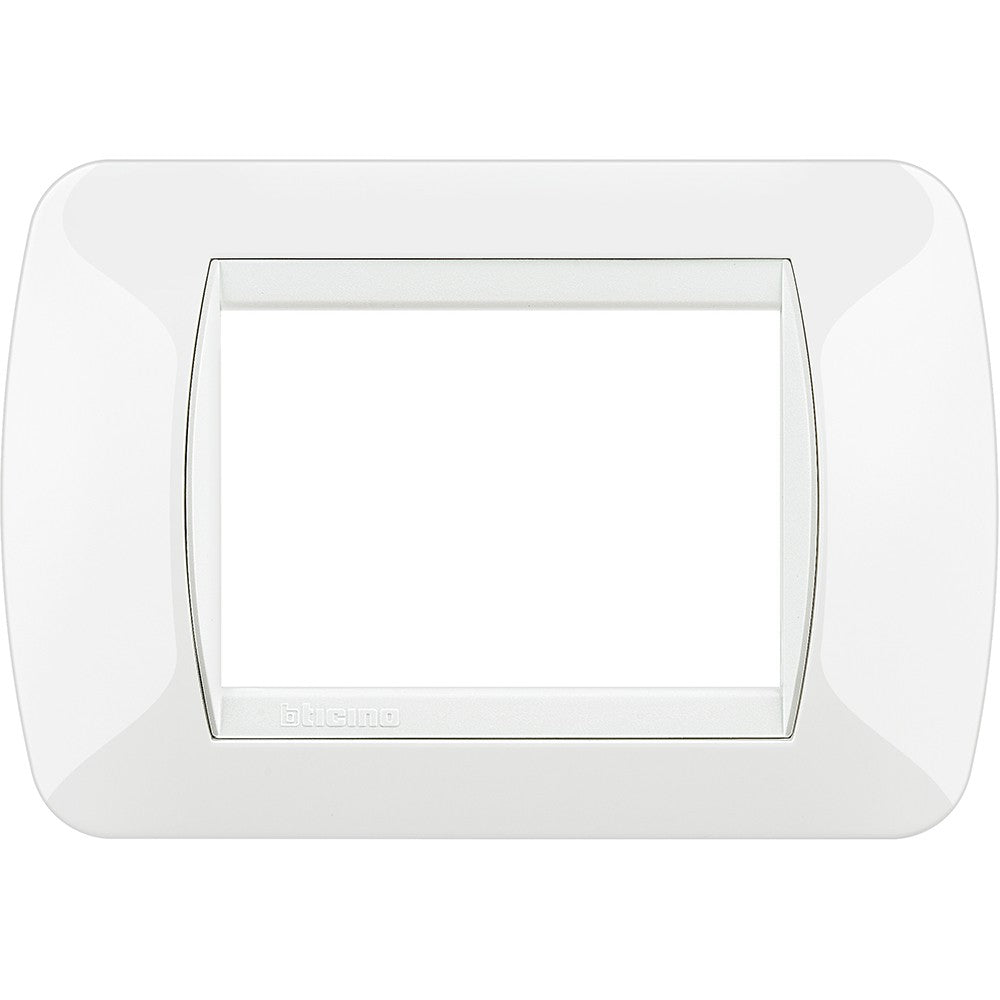 Bticino Living Placca 3 moduli white frame for Livinglight series, made of technopolymer, dimensions 80mm x 119mm.