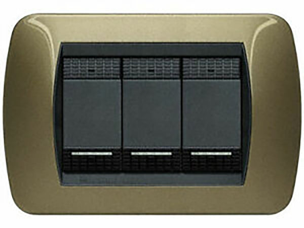 Placca 3 posti color ocra metallico BTicino L4803OT, eleganza e funzionalità in uno switch moderno.