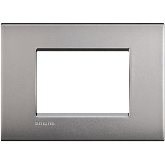 Placca 3 moduli nichel satinato BTicino Living Light, misura 86mm x 120mm, design elegante per moduli elettrici.