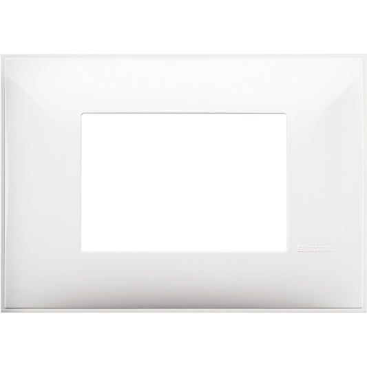 Bticino placca 3 moduli in bianco, dimensioni 86 mm x 122 mm, design moderno per interruttori e prese.