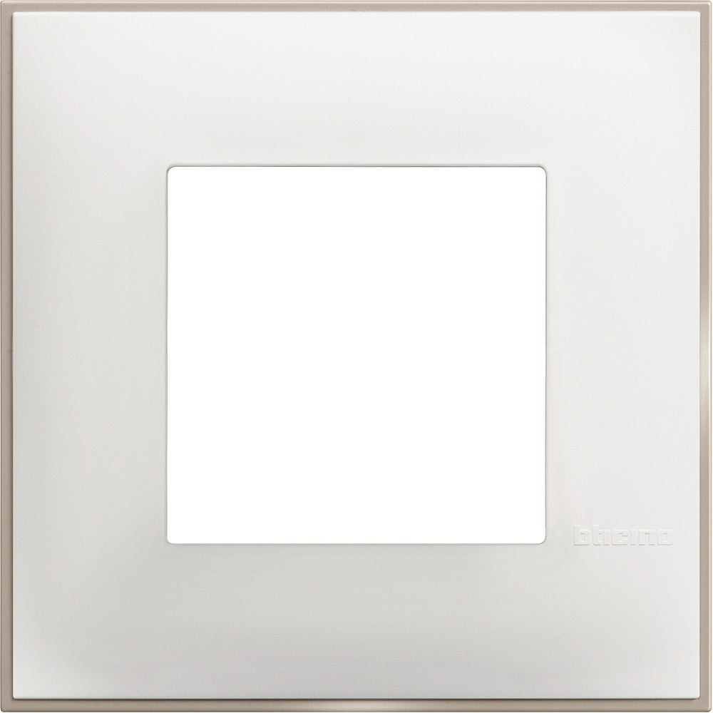 Bticino placca 2 moduli in bianco satinato, dim. 86x86 mm, design moderno e funzionale per interni.