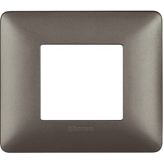 Placca BTicino Matix iron 3 moduli, tecnopolimero, misura 84mm x 96.2mm, design moderno ed elegante.