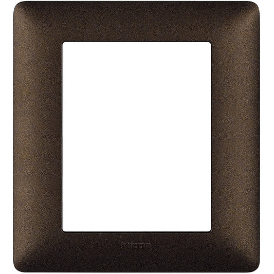 Bticino Matix 3-moduli placca marrone caffè in tecnopolimero, dimensioni 132x120mm, design elegante.