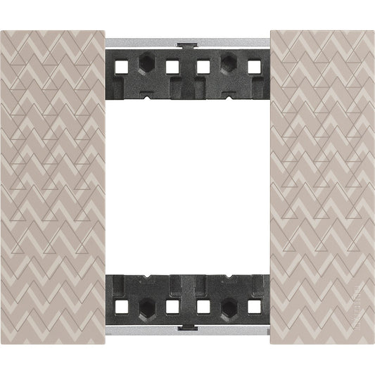 Placca Living Now 2 moduli Optic plastica bimaterica BTicino, altezza 86mm, larghezza 102.5mm.