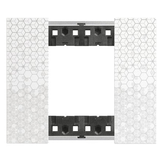 Living Now 2P Pixel placca in plastica bimaterica, design esagonale, dimensioni 86mm x 102.5mm, serie BTicino.