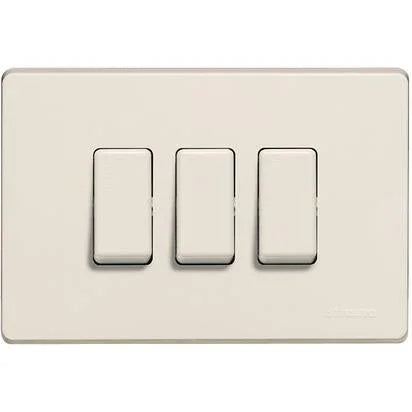 Placca 3P in Resina Magic BTicino 503/3/R - Design Elegante, Facile Installazione, Alta Durata