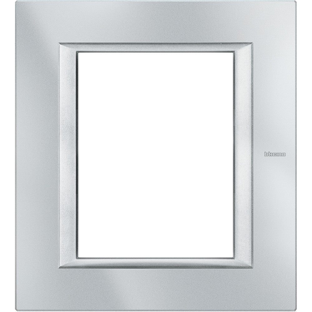 Bticino Axolute 3+3P Tech Placca rettangolare in metallo, dimensioni 141.5mm x 127mm, finitura monocromatica.