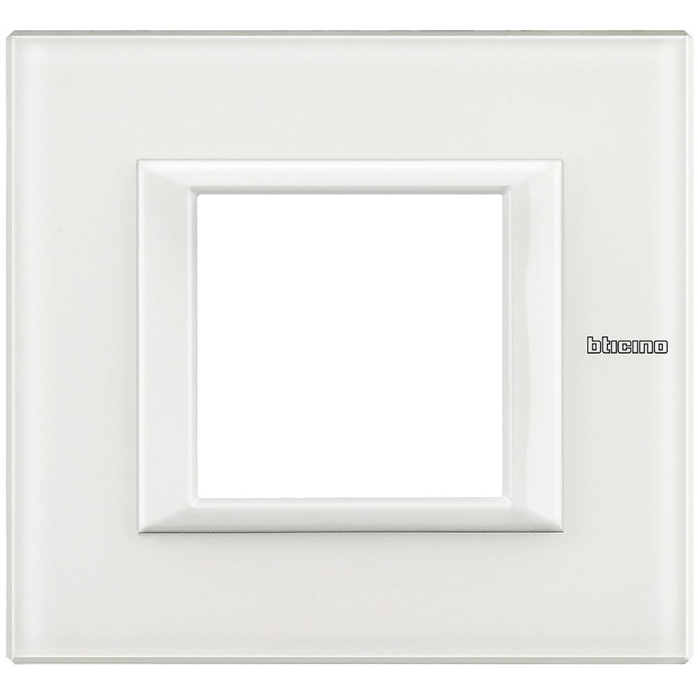 Bticino Axolute Placca 2P in vetro bianco, rettangolare, design elegante, dimensioni 95mm x 104mm.