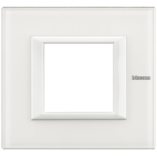Bticino Axolute Placca 2P in vetro bianco, rettangolare, design elegante, dimensioni 95mm x 104mm.