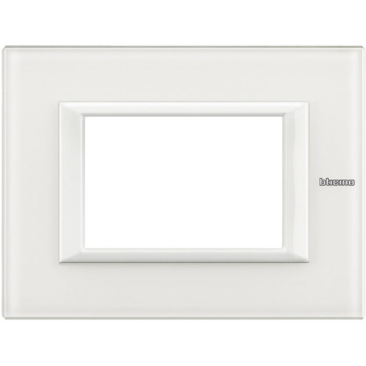 Bticino Axolute Placca 3P in vetro bianco, design elegante e minimalista per 3 moduli interruttori.